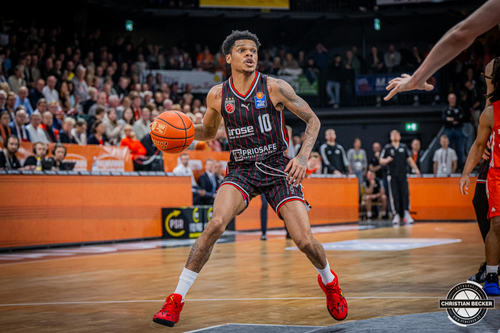 1. Basketball Bundesliga, easyCredit BBL, Saison 2024/2025, Herren, Hauptrunde, 8. Spieltag, 08.11.2024, RASTA Vechta -  Bamberg Baskets
Ronaldo Segu (#10 - Bamberg Baskets) in Aktion
Schlüsselwörter: 08.11.2024;1. Bundesliga;8. Spieltag;BBL;Bamberg;Basketball;Baskets;Hauptrunde;Liga;RASTA;RASTA Dome;Saison 2024/2025;Vechta;easycredit