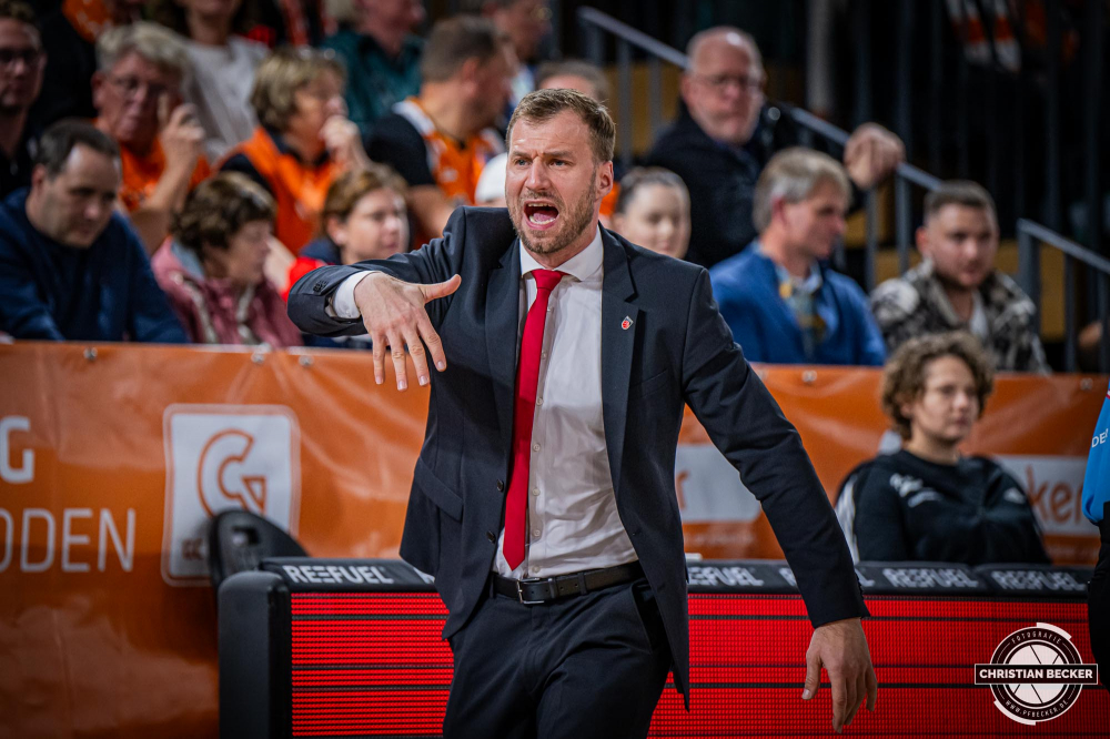 1. Basketball Bundesliga, easyCredit BBL, Saison 2024/2025, Herren, Hauptrunde, 8. Spieltag, 08.11.2024, RASTA Vechta -  Bamberg Baskets
Anton Gavel (Headcoach Bamberg Baskets) w&auml;hrend der Partie
Schlüsselwörter: 08.11.2024;1. Bundesliga;8. Spieltag;BBL;Bamberg;Basketball;Baskets;Hauptrunde;Liga;RASTA;RASTA Dome;Saison 2024/2025;Vechta;easycredit