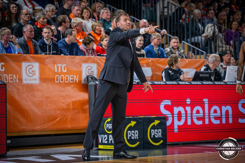 1. Basketball Bundesliga, easyCredit BBL, Saison 2024/2025, Herren, Hauptrunde, 8. Spieltag, 08.11.2024, RASTA Vechta -  Bamberg Baskets
Anton Gavel (Headcoach Bamberg Baskets) w&auml;hrend der Partie
Schlüsselwörter: 08.11.2024;1. Bundesliga;8. Spieltag;BBL;Bamberg;Basketball;Baskets;Hauptrunde;Liga;RASTA;RASTA Dome;Saison 2024/2025;Vechta;easycredit