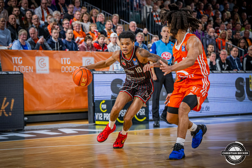 1. Basketball Bundesliga, easyCredit BBL, Saison 2024/2025, Herren, Hauptrunde, 8. Spieltag, 08.11.2024, RASTA Vechta -  Bamberg Baskets
Ronaldo Segu (#10 - Bamberg Baskets) in Aktion
Schlüsselwörter: 08.11.2024;1. Bundesliga;8. Spieltag;BBL;Bamberg;Basketball;Baskets;Hauptrunde;Liga;RASTA;RASTA Dome;Saison 2024/2025;Vechta;easycredit