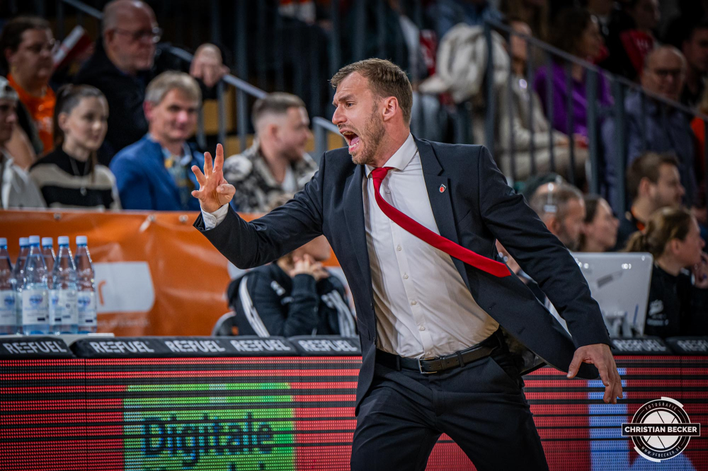 1. Basketball Bundesliga, easyCredit BBL, Saison 2024/2025, Herren, Hauptrunde, 8. Spieltag, 08.11.2024, RASTA Vechta -  Bamberg Baskets
Anton Gavel (Headcoach Bamberg Baskets) w&auml;hrend der Partie
Schlüsselwörter: 08.11.2024;1. Bundesliga;8. Spieltag;BBL;Bamberg;Basketball;Baskets;Hauptrunde;Liga;RASTA;RASTA Dome;Saison 2024/2025;Vechta;easycredit