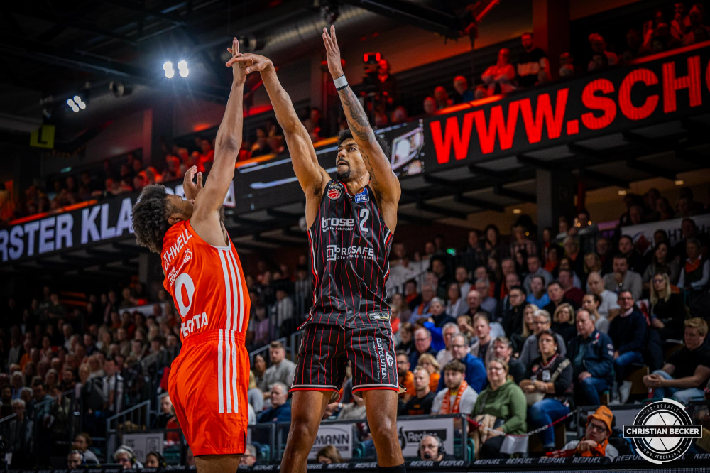1. Basketball Bundesliga, easyCredit BBL, Saison 2024/2025, Herren, Hauptrunde, 8. Spieltag, 08.11.2024, RASTA Vechta -  Bamberg Baskets
Ibrahim Watson-Boye (#2 - Bamberg Baskets) beim Jumpshot gegen Mike Bothwell (#0 - RASTA Vechta)
Schlüsselwörter: 08.11.2024;1. Bundesliga;8. Spieltag;BBL;Bamberg;Basketball;Baskets;Hauptrunde;Liga;RASTA;RASTA Dome;Saison 2024/2025;Vechta;easycredit