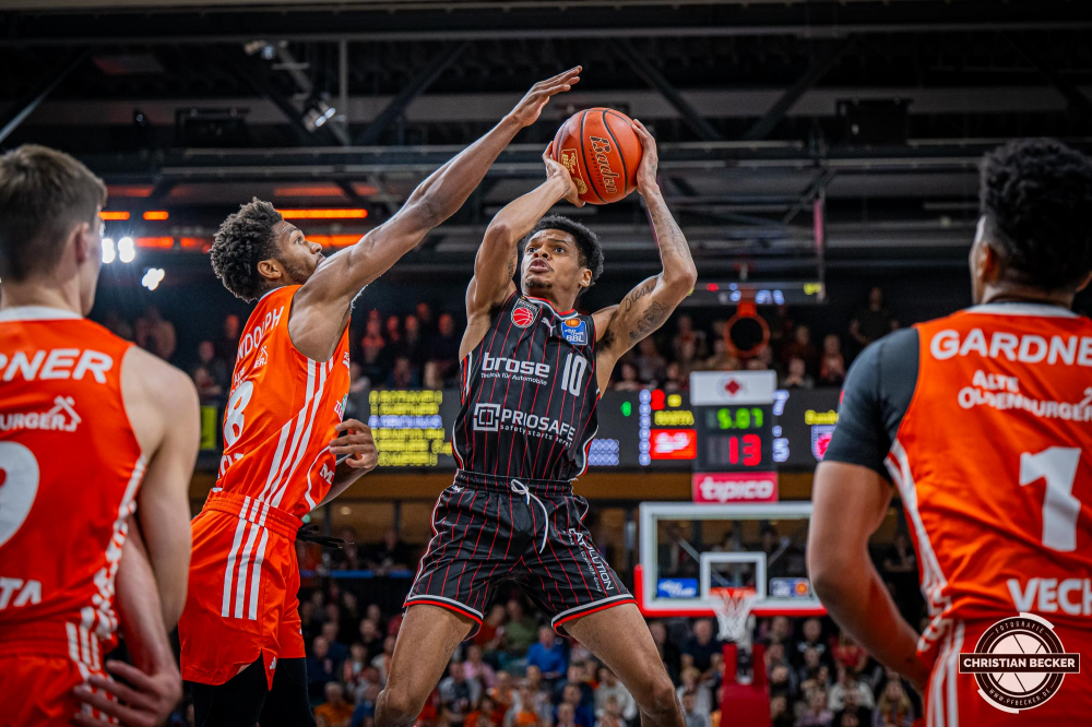 1. Basketball Bundesliga, easyCredit BBL, Saison 2024/2025, Herren, Hauptrunde, 8. Spieltag, 08.11.2024, RASTA Vechta -  Bamberg Baskets
Ronaldo Segu (#10 - Bamberg Baskets) beim Jumpshot
Schlüsselwörter: 08.11.2024;1. Bundesliga;8. Spieltag;BBL;Bamberg;Basketball;Baskets;Hauptrunde;Liga;RASTA;RASTA Dome;Saison 2024/2025;Vechta;easycredit