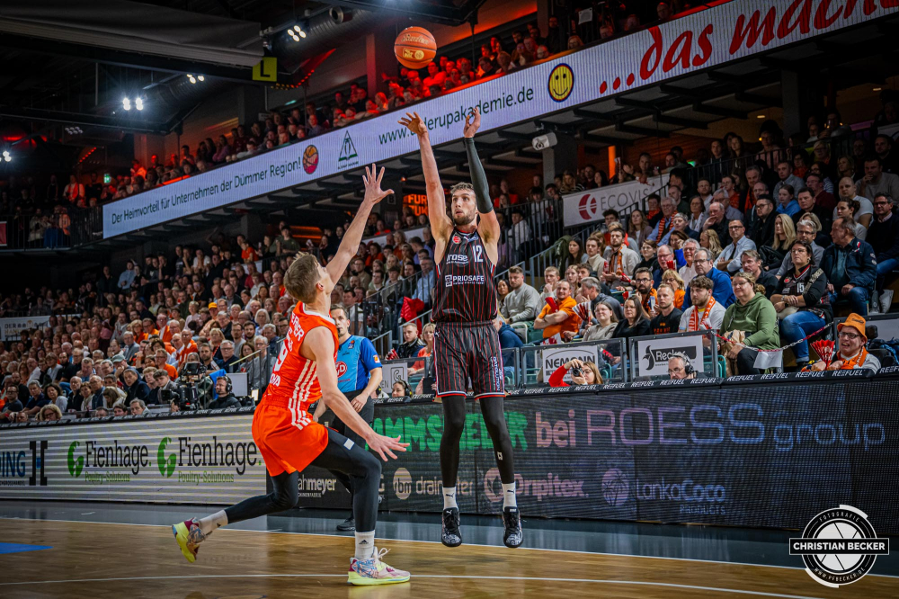 1. Basketball Bundesliga, easyCredit BBL, Saison 2024/2025, Herren, Hauptrunde, 8. Spieltag, 08.11.2024, RASTA Vechta -  Bamberg Baskets
Brandon Horvath (#12 - Bamberg Baskets) beim Jumpshot
Schlüsselwörter: 08.11.2024;1. Bundesliga;8. Spieltag;BBL;Bamberg;Basketball;Baskets;Hauptrunde;Liga;RASTA;RASTA Dome;Saison 2024/2025;Vechta;easycredit