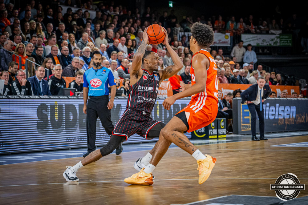 1. Basketball Bundesliga, easyCredit BBL, Saison 2024/2025, Herren, Hauptrunde, 8. Spieltag, 08.11.2024, RASTA Vechta -  Bamberg Baskets
Kyle Lofton (#0 - Bamberg Baskets) in Aktion
Schlüsselwörter: 08.11.2024;1. Bundesliga;8. Spieltag;BBL;Bamberg;Basketball;Baskets;Hauptrunde;Liga;RASTA;RASTA Dome;Saison 2024/2025;Vechta;easycredit