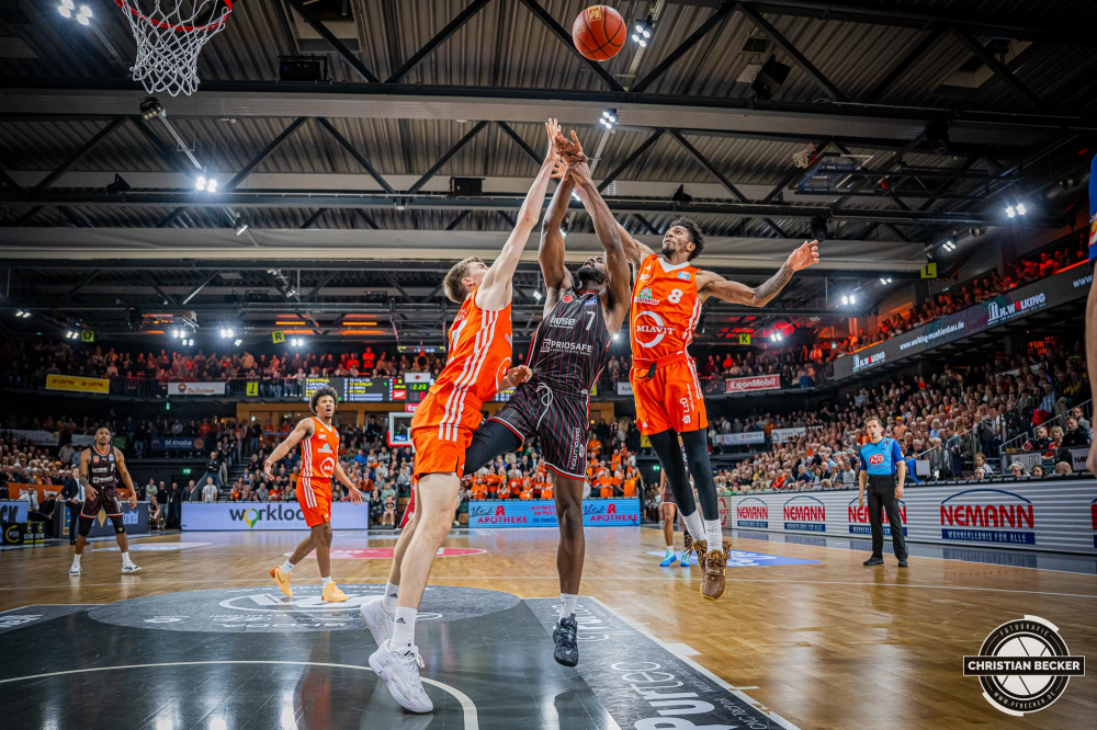 1. Basketball Bundesliga, easyCredit BBL, Saison 2024/2025, Herren, Hauptrunde, 8. Spieltag, 08.11.2024, RASTA Vechta -  Bamberg Baskets
KeyShawn Feazell (#7 - Bamberg Baskets) in Aktion gegen Johann Gr&uuml;nloh (#17 - RASTA Vechta) und Brandon Randolph (#8 - RASTA Vechta)
Schlüsselwörter: 08.11.2024;1. Bundesliga;8. Spieltag;BBL;Bamberg;Basketball;Baskets;Hauptrunde;Liga;RASTA;RASTA Dome;Saison 2024/2025;Vechta;easycredit