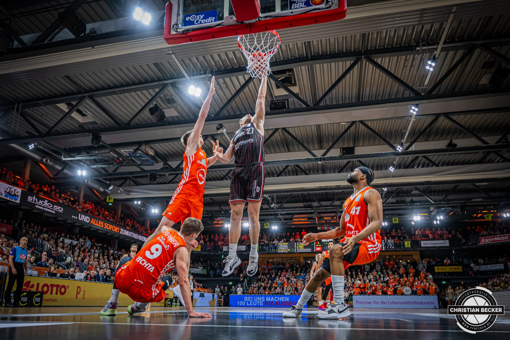 1. Basketball Bundesliga, easyCredit BBL, Saison 2024/2025, Herren, Hauptrunde, 8. Spieltag, 08.11.2024, RASTA Vechta -  Bamberg Baskets
Moritz Krimmer (#27 - Bamberg Baskets) beim Korbleger
Schlüsselwörter: 08.11.2024;1. Bundesliga;8. Spieltag;BBL;Bamberg;Basketball;Baskets;Hauptrunde;Liga;RASTA;RASTA Dome;Saison 2024/2025;Vechta;easycredit