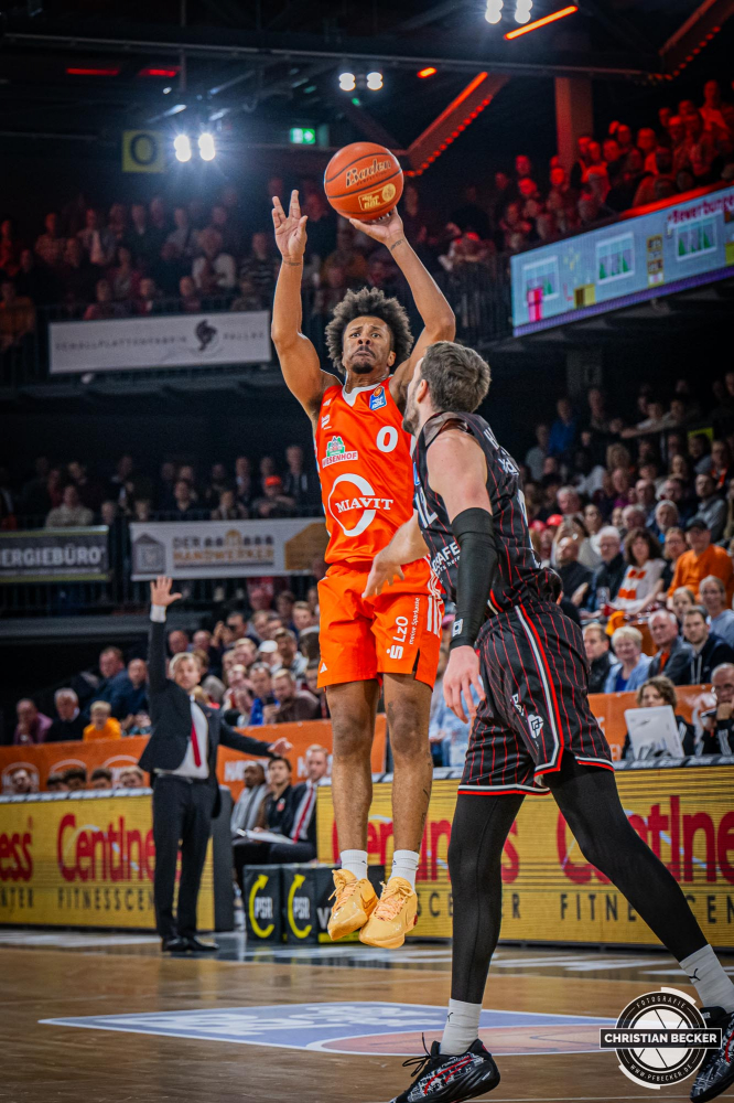 1. Basketball Bundesliga, easyCredit BBL, Saison 2024/2025, Herren, Hauptrunde, 8. Spieltag, 08.11.2024, RASTA Vechta -  Bamberg Baskets
Mike Bothwell (#0 - RASTA Vechta) beim Jumpshot
Schlüsselwörter: 08.11.2024;1. Bundesliga;8. Spieltag;BBL;Bamberg;Basketball;Baskets;Hauptrunde;Liga;RASTA;RASTA Dome;Saison 2024/2025;Vechta;easycredit