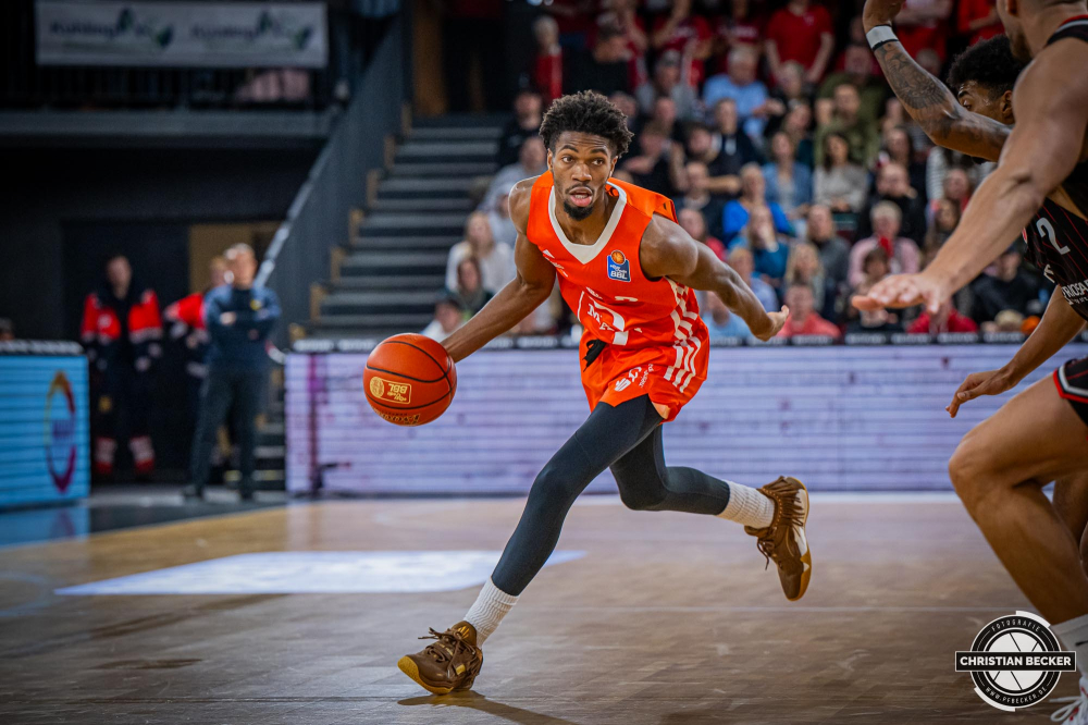 1. Basketball Bundesliga, easyCredit BBL, Saison 2024/2025, Herren, Hauptrunde, 8. Spieltag, 08.11.2024, RASTA Vechta -  Bamberg Baskets
Brandon Randolph (#8 - RASTA Vechta) in Aktion
Schlüsselwörter: 08.11.2024;1. Bundesliga;8. Spieltag;BBL;Bamberg;Basketball;Baskets;Hauptrunde;Liga;RASTA;RASTA Dome;Saison 2024/2025;Vechta;easycredit