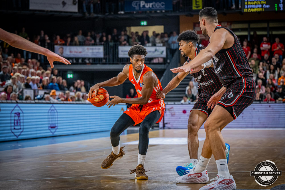 1. Basketball Bundesliga, easyCredit BBL, Saison 2024/2025, Herren, Hauptrunde, 8. Spieltag, 08.11.2024, RASTA Vechta -  Bamberg Baskets
Brandon Randolph (#8 - RASTA Vechta) in Aktion
Schlüsselwörter: 08.11.2024;1. Bundesliga;8. Spieltag;BBL;Bamberg;Basketball;Baskets;Hauptrunde;Liga;RASTA;RASTA Dome;Saison 2024/2025;Vechta;easycredit