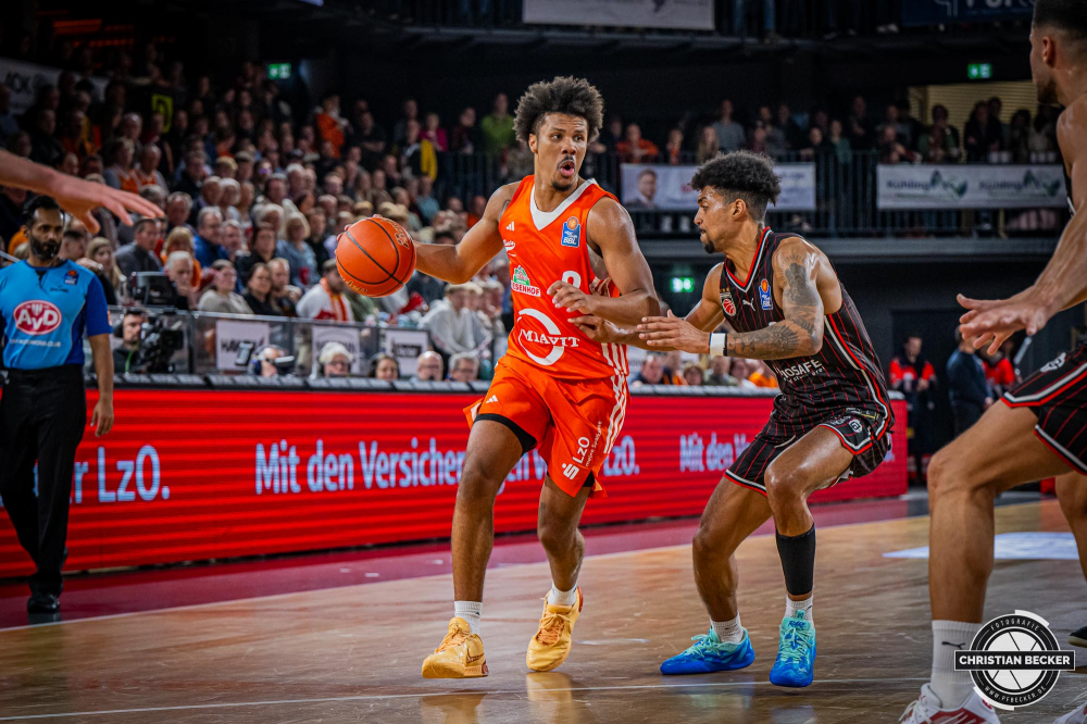 1. Basketball Bundesliga, easyCredit BBL, Saison 2024/2025, Herren, Hauptrunde, 8. Spieltag, 08.11.2024, RASTA Vechta -  Bamberg Baskets
Mike Bothwell (#0 - RASTA Vechta) in Aktion
Schlüsselwörter: 08.11.2024;1. Bundesliga;8. Spieltag;BBL;Bamberg;Basketball;Baskets;Hauptrunde;Liga;RASTA;RASTA Dome;Saison 2024/2025;Vechta;easycredit
