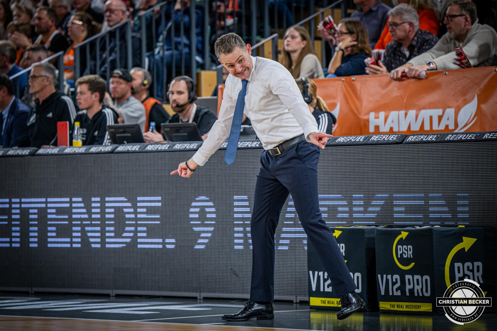1. Basketball Bundesliga, easyCredit BBL, Saison 2024/2025, Herren, Hauptrunde, 8. Spieltag, 08.11.2024, RASTA Vechta -  Bamberg Baskets
Martin Schiller (Headcoach - RASTA Vechta) w&auml;hrend der Partie
Schlüsselwörter: 08.11.2024;1. Bundesliga;8. Spieltag;BBL;Bamberg;Basketball;Baskets;Hauptrunde;Liga;RASTA;RASTA Dome;Saison 2024/2025;Vechta;easycredit