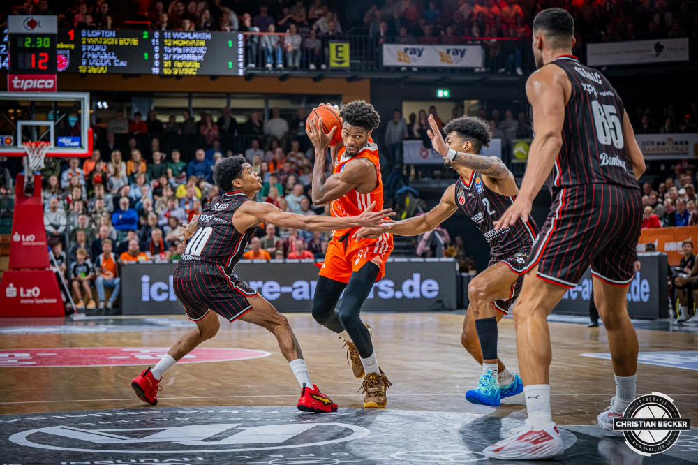1. Basketball Bundesliga, easyCredit BBL, Saison 2024/2025, Herren, Hauptrunde, 8. Spieltag, 08.11.2024, RASTA Vechta -  Bamberg Baskets
Brandon Randolph (#8 - RASTA Vechta) in Aktion gegen Ronaldo Segu (#10 - Bamberg Baskets) und Ibrahim Watson-Boye (#2 - Bamberg Baskets)
Schlüsselwörter: 08.11.2024;1. Bundesliga;8. Spieltag;BBL;Bamberg;Basketball;Baskets;Hauptrunde;Liga;RASTA;RASTA Dome;Saison 2024/2025;Vechta;easycredit