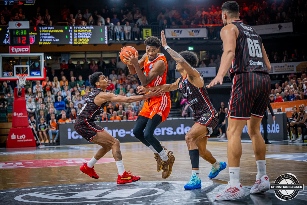 1. Basketball Bundesliga, easyCredit BBL, Saison 2024/2025, Herren, Hauptrunde, 8. Spieltag, 08.11.2024, RASTA Vechta -  Bamberg Baskets
Brandon Randolph (#8 - RASTA Vechta) in Aktion gegen Ronaldo Segu (#10 - Bamberg Baskets) und Ibrahim Watson-Boye (#2 - Bamberg Baskets)
Schlüsselwörter: 08.11.2024;1. Bundesliga;8. Spieltag;BBL;Bamberg;Basketball;Baskets;Hauptrunde;Liga;RASTA;RASTA Dome;Saison 2024/2025;Vechta;easycredit