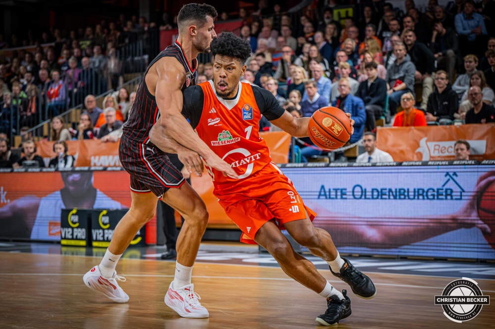1. Basketball Bundesliga, easyCredit BBL, Saison 2024/2025, Herren, Hauptrunde, 8. Spieltag, 08.11.2024, RASTA Vechta -  Bamberg Baskets
Jayden Gardner (#1 - RASTA Vechta) in Aktion gegen Filip Stanic (#65 - Bamberg Baskets)
Schlüsselwörter: 08.11.2024;1. Bundesliga;8. Spieltag;BBL;Bamberg;Basketball;Baskets;Hauptrunde;Liga;RASTA;RASTA Dome;Saison 2024/2025;Vechta;easycredit