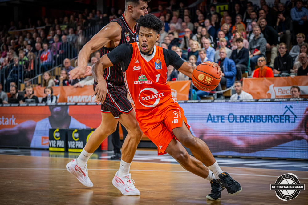 1. Basketball Bundesliga, easyCredit BBL, Saison 2024/2025, Herren, Hauptrunde, 8. Spieltag, 08.11.2024, RASTA Vechta -  Bamberg Baskets
Jayden Gardner (#1 - RASTA Vechta) in Aktion
Schlüsselwörter: 08.11.2024;1. Bundesliga;8. Spieltag;BBL;Bamberg;Basketball;Baskets;Hauptrunde;Liga;RASTA;RASTA Dome;Saison 2024/2025;Vechta;easycredit