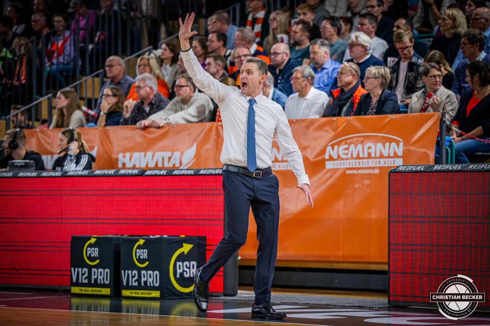 1. Basketball Bundesliga, easyCredit BBL, Saison 2024/2025, Herren, Hauptrunde, 8. Spieltag, 08.11.2024, RASTA Vechta -  Bamberg Baskets
Martin Schiller (Headcoach - RASTA Vechta) w&auml;hrend der Partie
Schlüsselwörter: 08.11.2024;1. Bundesliga;8. Spieltag;BBL;Bamberg;Basketball;Baskets;Hauptrunde;Liga;RASTA;RASTA Dome;Saison 2024/2025;Vechta;easycredit