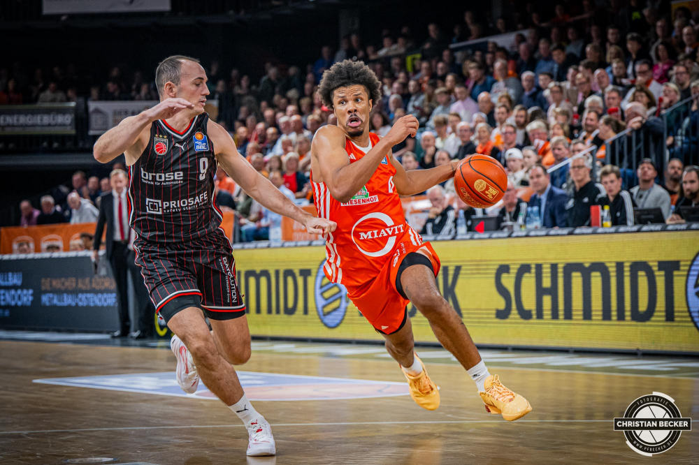 1. Basketball Bundesliga, easyCredit BBL, Saison 2024/2025, Herren, Hauptrunde, 8. Spieltag, 08.11.2024, RASTA Vechta -  Bamberg Baskets
Mike Bothwell (#0 - RASTA Vechta) in Aktion gegen Karsten Tadda (#9 - Bamberg Baskets)
Schlüsselwörter: 08.11.2024;1. Bundesliga;8. Spieltag;BBL;Bamberg;Basketball;Baskets;Hauptrunde;Liga;RASTA;RASTA Dome;Saison 2024/2025;Vechta;easycredit