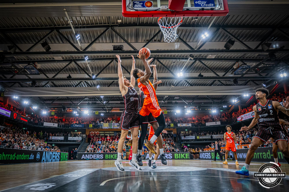 1. Basketball Bundesliga, easyCredit BBL, Saison 2024/2025, Herren, Hauptrunde, 8. Spieltag, 08.11.2024, RASTA Vechta -  Bamberg Baskets
Brandon Randolph (#8 - RASTA Vechta) beim Korbleger
Schlüsselwörter: 08.11.2024;1. Bundesliga;8. Spieltag;BBL;Bamberg;Basketball;Baskets;Hauptrunde;Liga;RASTA;RASTA Dome;Saison 2024/2025;Vechta;easycredit