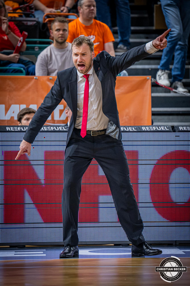 1. Basketball Bundesliga, easyCredit BBL, Saison 2024/2025, Herren, Hauptrunde, 8. Spieltag, 08.11.2024, RASTA Vechta -  Bamberg Baskets
Anton Gavel (Headcoach Bamberg Baskets) w&auml;hrend der Partie
Schlüsselwörter: 08.11.2024;1. Bundesliga;8. Spieltag;BBL;Bamberg;Basketball;Baskets;Hauptrunde;Liga;RASTA;RASTA Dome;Saison 2024/2025;Vechta;easycredit