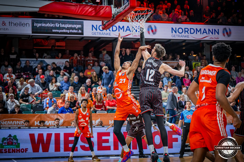 1. Basketball Bundesliga, easyCredit BBL, Saison 2024/2025, Herren, Hauptrunde, 8. Spieltag, 08.11.2024, RASTA Vechta -  Bamberg Baskets
Joel Aminu (#21 - RASTA Vechta) beim Korbleger gegen Brandon Horvath (#12 - Bamberg Baskets)
Schlüsselwörter: 08.11.2024;1. Bundesliga;8. Spieltag;BBL;Bamberg;Basketball;Baskets;Hauptrunde;Liga;RASTA;RASTA Dome;Saison 2024/2025;Vechta;easycredit