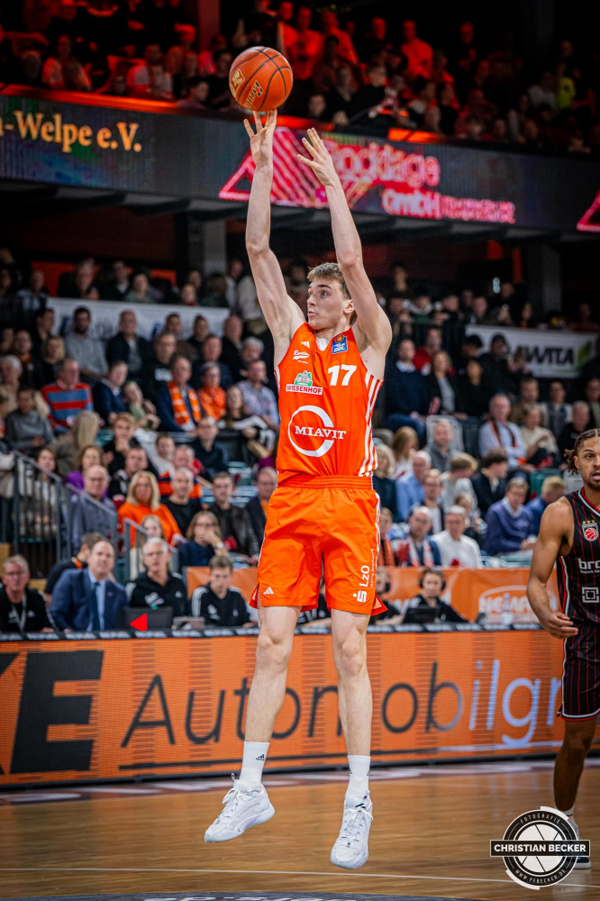 1. Basketball Bundesliga, easyCredit BBL, Saison 2024/2025, Herren, Hauptrunde, 8. Spieltag, 08.11.2024, RASTA Vechta -  Bamberg Baskets
Johann Gr&uuml;nloh (#17 - RASTA Vechta) beim Jumpshot
Schlüsselwörter: 08.11.2024;1. Bundesliga;8. Spieltag;BBL;Bamberg;Basketball;Baskets;Hauptrunde;Liga;RASTA;RASTA Dome;Saison 2024/2025;Vechta;easycredit