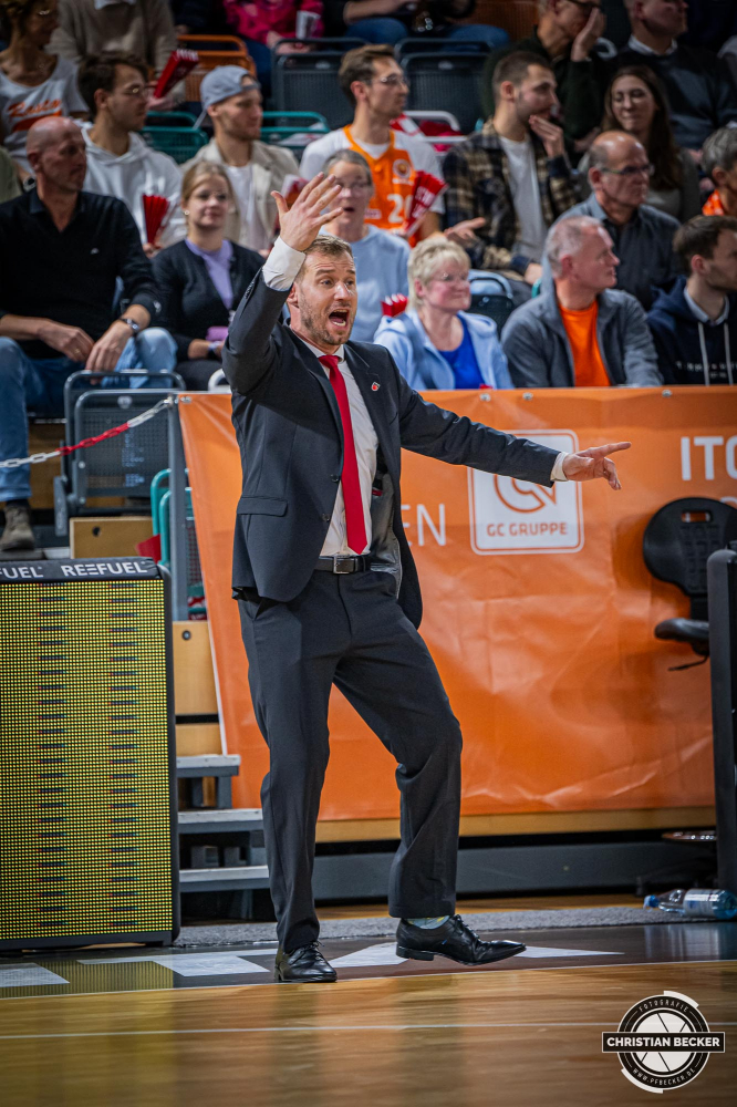 1. Basketball Bundesliga, easyCredit BBL, Saison 2024/2025, Herren, Hauptrunde, 8. Spieltag, 08.11.2024, RASTA Vechta -  Bamberg Baskets
Anton Gavel (Headcoach Bamberg Baskets) w&auml;hrend der Partie
Schlüsselwörter: 08.11.2024;1. Bundesliga;8. Spieltag;BBL;Bamberg;Basketball;Baskets;Hauptrunde;Liga;RASTA;RASTA Dome;Saison 2024/2025;Vechta;easycredit