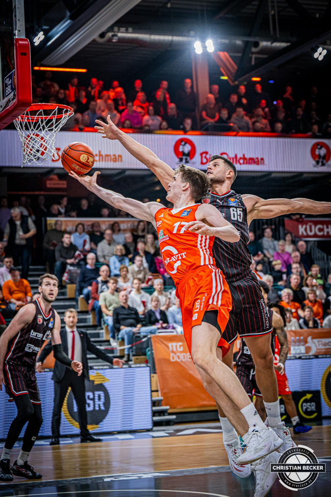 1. Basketball Bundesliga, easyCredit BBL, Saison 2024/2025, Herren, Hauptrunde, 8. Spieltag, 08.11.2024, RASTA Vechta -  Bamberg Baskets
Johann Gr&uuml;nloh (#17 - RASTA Vechta) beim Korbleger gegen Filip Stanic (#65 - Bamberg Baskets)
Schlüsselwörter: 08.11.2024;1. Bundesliga;8. Spieltag;BBL;Bamberg;Basketball;Baskets;Hauptrunde;Liga;RASTA;RASTA Dome;Saison 2024/2025;Vechta;easycredit