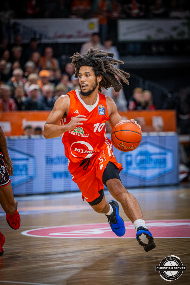 1. Basketball Bundesliga, easyCredit BBL, Saison 2024/2025, Herren, Hauptrunde, 8. Spieltag, 08.11.2024, RASTA Vechta -  Bamberg Baskets
Tyger Campbell (#10 - RASTA Vechta) in Aktion
Schlüsselwörter: 08.11.2024;1. Bundesliga;8. Spieltag;BBL;Bamberg;Basketball;Baskets;Hauptrunde;Liga;RASTA;RASTA Dome;Saison 2024/2025;Vechta;easycredit