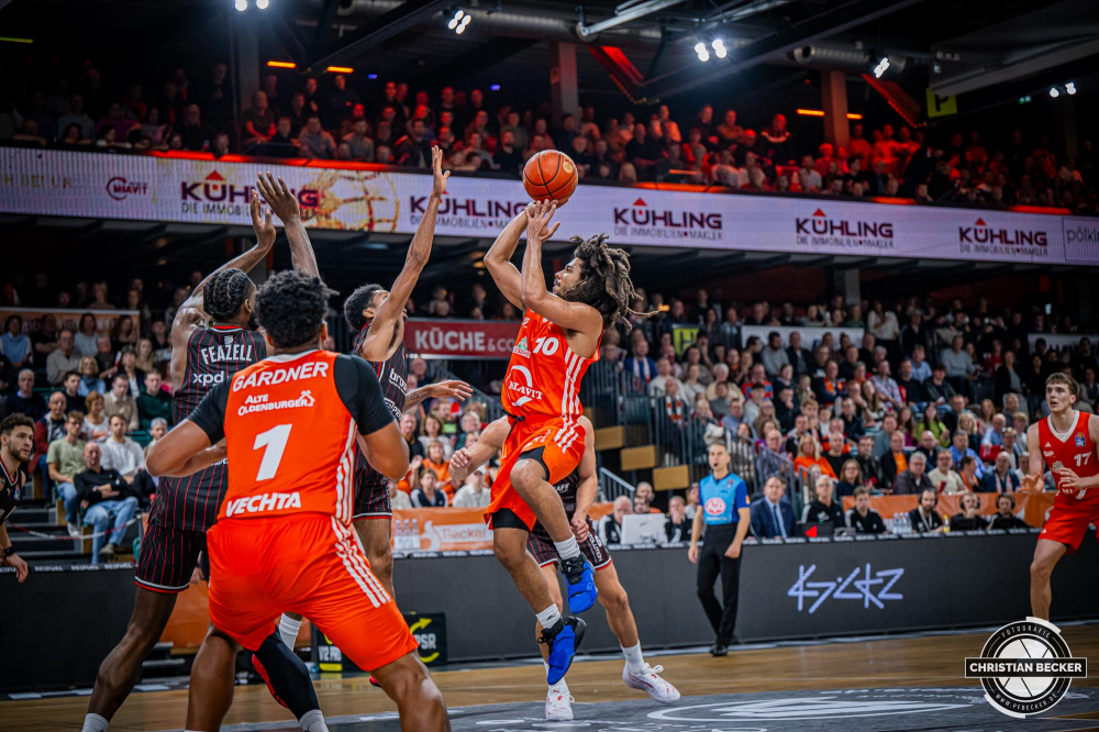 1. Basketball Bundesliga, easyCredit BBL, Saison 2024/2025, Herren, Hauptrunde, 8. Spieltag, 08.11.2024, RASTA Vechta -  Bamberg Baskets
Tyger Campbell (#10 - RASTA Vechta) beim Jumpshot
Schlüsselwörter: 08.11.2024;1. Bundesliga;8. Spieltag;BBL;Bamberg;Basketball;Baskets;Hauptrunde;Liga;RASTA;RASTA Dome;Saison 2024/2025;Vechta;easycredit