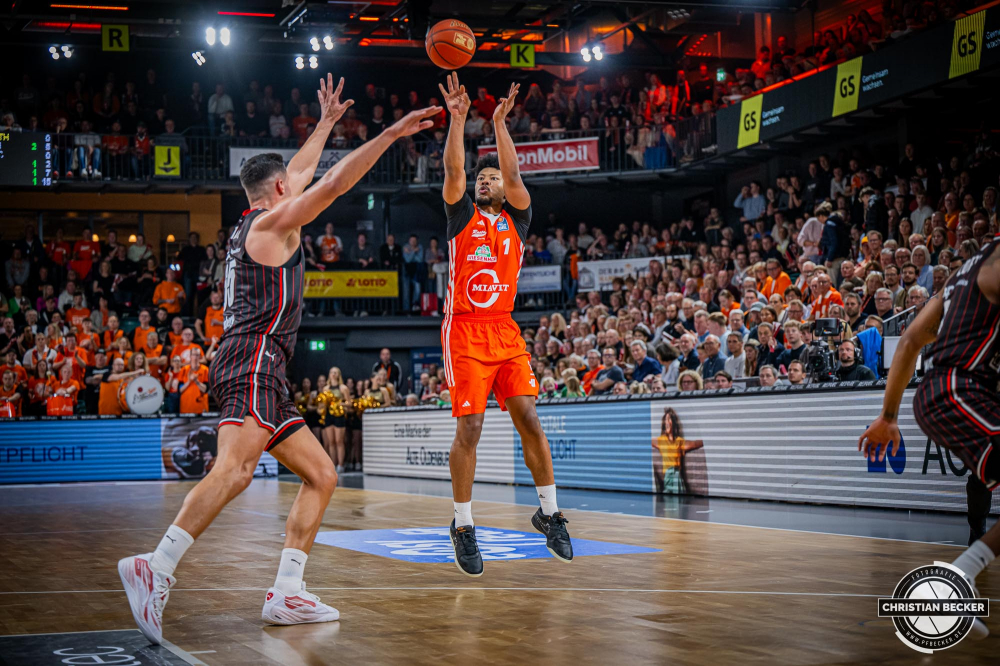 1. Basketball Bundesliga, easyCredit BBL, Saison 2024/2025, Herren, Hauptrunde, 8. Spieltag, 08.11.2024, RASTA Vechta -  Bamberg Baskets
Jayden Gardner (#1 - RASTA Vechta) beim Jumpshot
Schlüsselwörter: 08.11.2024;1. Bundesliga;8. Spieltag;BBL;Bamberg;Basketball;Baskets;Hauptrunde;Liga;RASTA;RASTA Dome;Saison 2024/2025;Vechta;easycredit