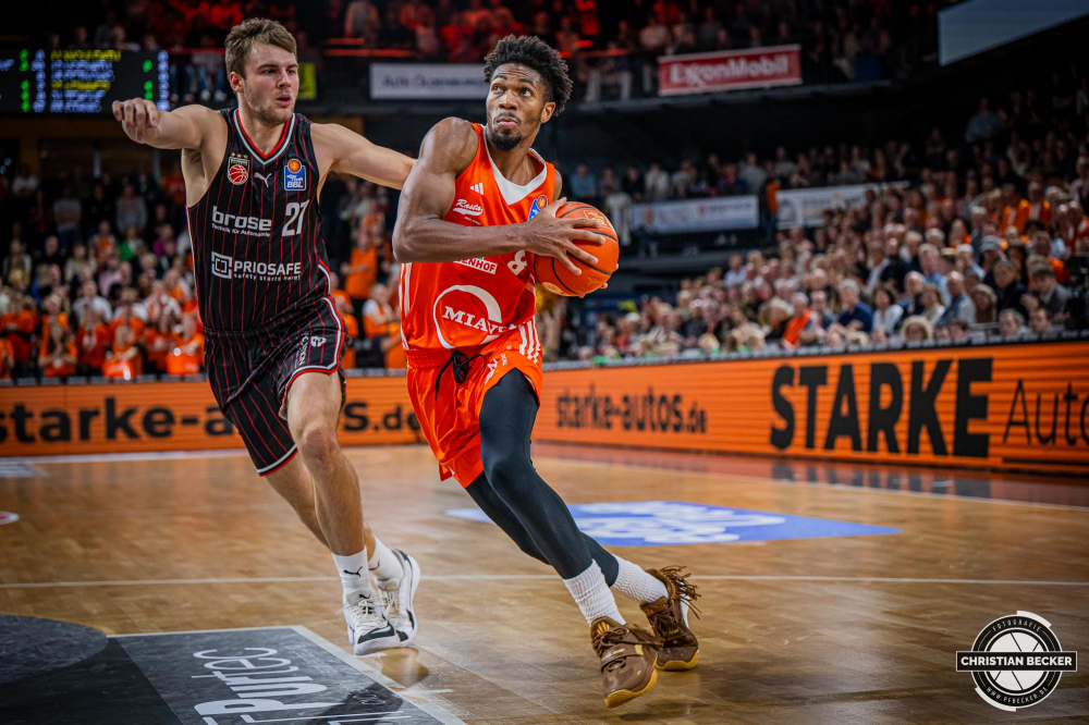 1. Basketball Bundesliga, easyCredit BBL, Saison 2024/2025, Herren, Hauptrunde, 8. Spieltag, 08.11.2024, RASTA Vechta -  Bamberg Baskets
Brandon Randolph (#8 - RASTA Vechta) in Aktion gegen Moritz Krimmer (#27 - Bamberg Baskets)
Schlüsselwörter: 08.11.2024;1. Bundesliga;8. Spieltag;BBL;Bamberg;Basketball;Baskets;Hauptrunde;Liga;RASTA;RASTA Dome;Saison 2024/2025;Vechta;easycredit