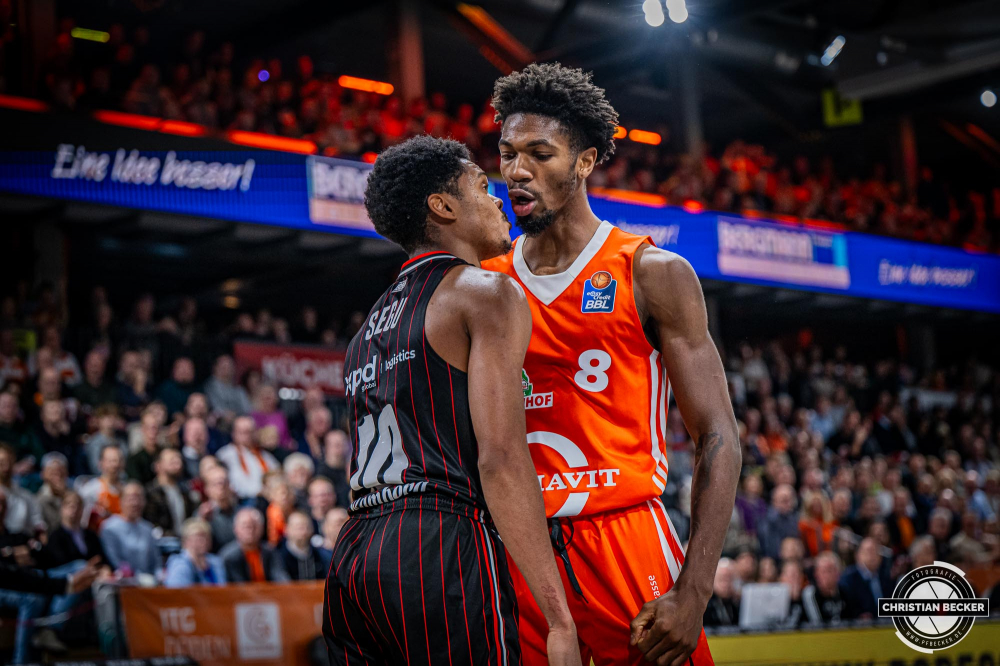 1. Basketball Bundesliga, easyCredit BBL, Saison 2024/2025, Herren, Hauptrunde, 8. Spieltag, 08.11.2024, RASTA Vechta -  Bamberg Baskets
Brandon Randolph (#8 - RASTA Vechta) und Ronaldo Segu (#10 - Bamberg Baskets) in einer Auseinandersetzung
Schlüsselwörter: 08.11.2024;1. Bundesliga;8. Spieltag;BBL;Bamberg;Basketball;Baskets;Hauptrunde;Liga;RASTA;RASTA Dome;Saison 2024/2025;Vechta;easycredit