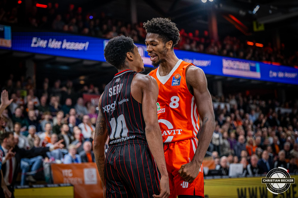 1. Basketball Bundesliga, easyCredit BBL, Saison 2024/2025, Herren, Hauptrunde, 8. Spieltag, 08.11.2024, RASTA Vechta -  Bamberg Baskets
Brandon Randolph (#8 - RASTA Vechta) und Ronaldo Segu (#10 - Bamberg Baskets) in einer Auseinandersetzung
Schlüsselwörter: 08.11.2024;1. Bundesliga;8. Spieltag;BBL;Bamberg;Basketball;Baskets;Hauptrunde;Liga;RASTA;RASTA Dome;Saison 2024/2025;Vechta;easycredit
