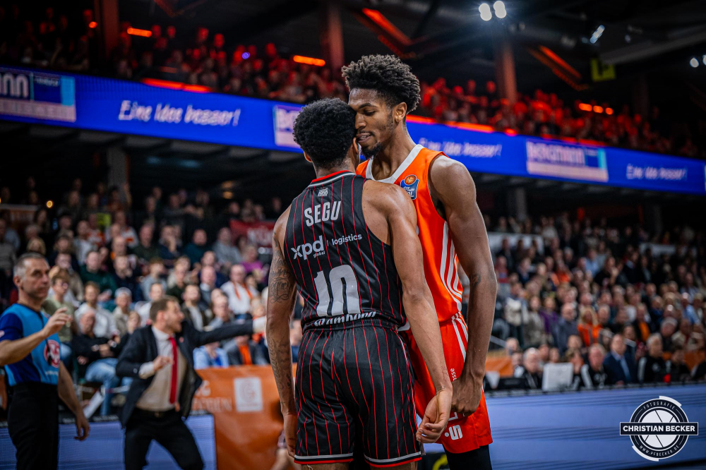 1. Basketball Bundesliga, easyCredit BBL, Saison 2024/2025, Herren, Hauptrunde, 8. Spieltag, 08.11.2024, RASTA Vechta -  Bamberg Baskets
Brandon Randolph (#8 - RASTA Vechta) und Ronaldo Segu (#10 - Bamberg Baskets) in einer Auseinandersetzung
Schlüsselwörter: 08.11.2024;1. Bundesliga;8. Spieltag;BBL;Bamberg;Basketball;Baskets;Hauptrunde;Liga;RASTA;RASTA Dome;Saison 2024/2025;Vechta;easycredit
