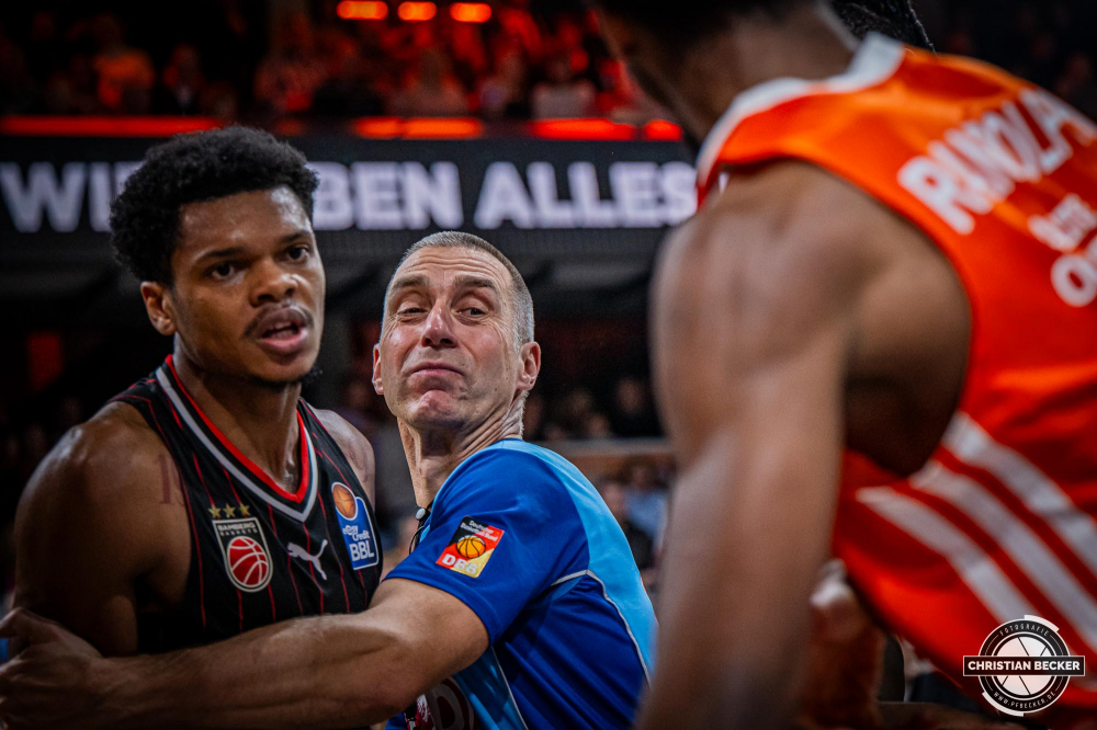 1. Basketball Bundesliga, easyCredit BBL, Saison 2024/2025, Herren, Hauptrunde, 8. Spieltag, 08.11.2024, RASTA Vechta -  Bamberg Baskets
Robert Lottermoser (Schiedsrichter BBL) beim schlichten
Schlüsselwörter: 08.11.2024;1. Bundesliga;8. Spieltag;BBL;Bamberg;Basketball;Baskets;Hauptrunde;Liga;RASTA;RASTA Dome;Saison 2024/2025;Vechta;easycredit
