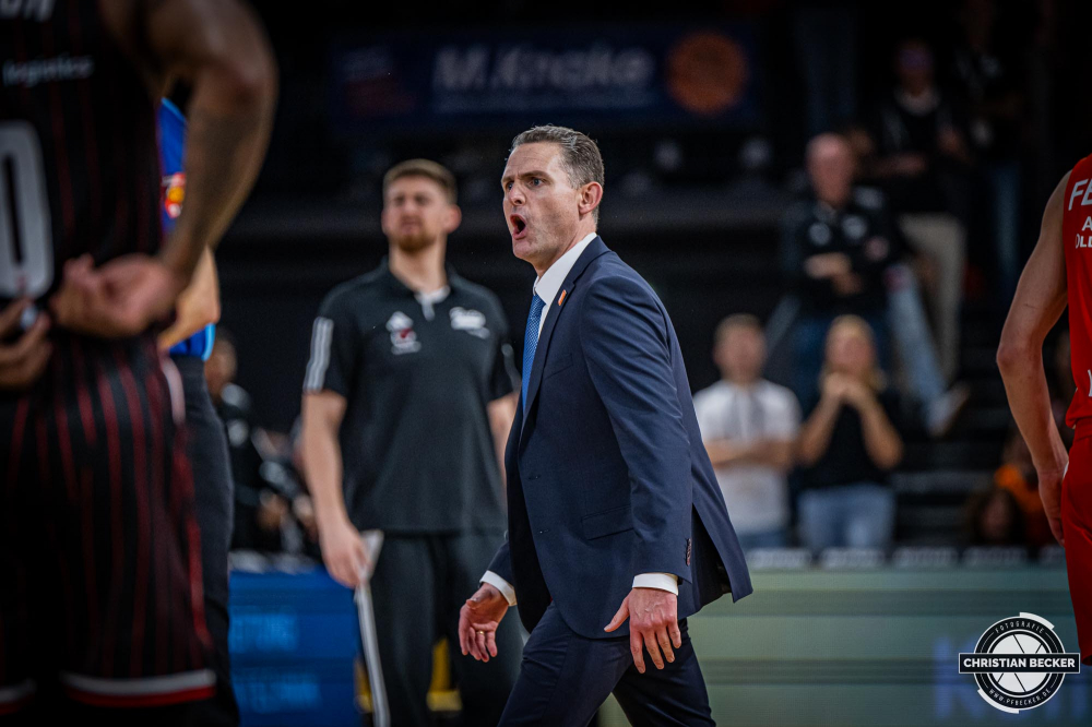 1. Basketball Bundesliga, easyCredit BBL, Saison 2024/2025, Herren, Hauptrunde, 8. Spieltag, 08.11.2024, RASTA Vechta -  Bamberg Baskets
Martin Schiller (Headcoach - RASTA Vechta) zeigt Emotionen w&auml;hrend der Partie
Schlüsselwörter: 08.11.2024;1. Bundesliga;8. Spieltag;BBL;Bamberg;Basketball;Baskets;Hauptrunde;Liga;RASTA;RASTA Dome;Saison 2024/2025;Vechta;easycredit
