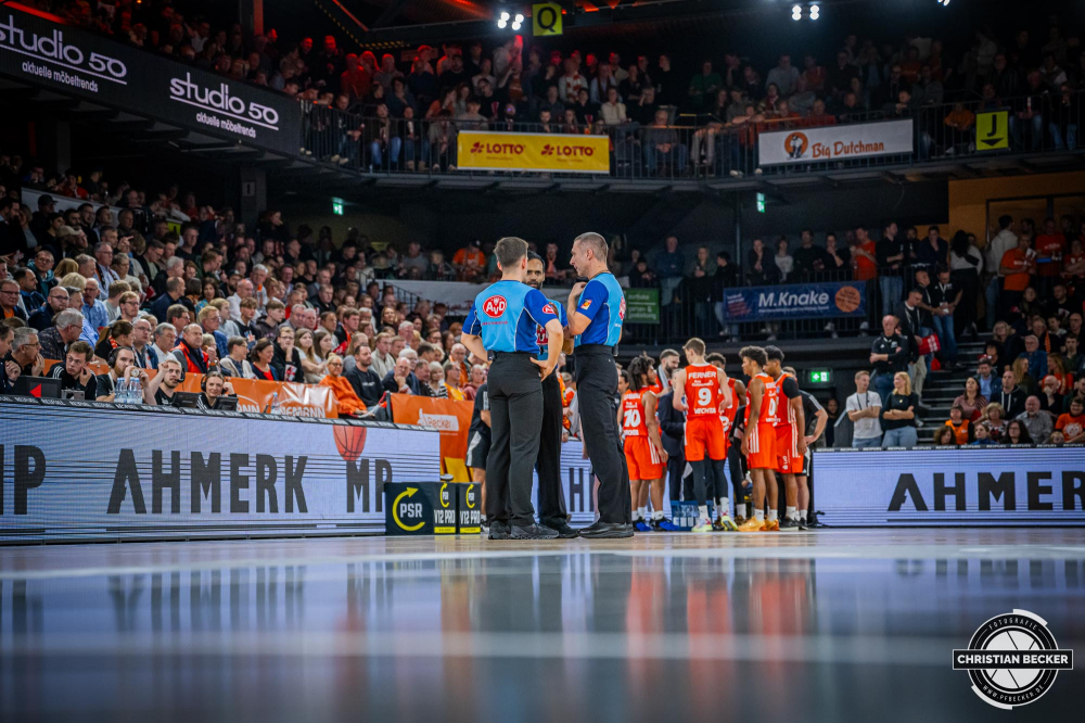 1. Basketball Bundesliga, easyCredit BBL, Saison 2024/2025, Herren, Hauptrunde, 8. Spieltag, 08.11.2024, RASTA Vechta -  Bamberg Baskets
Die Schiedsrichter beraten sich w&auml;hrend der Partie
Schlüsselwörter: 08.11.2024;1. Bundesliga;8. Spieltag;BBL;Bamberg;Basketball;Baskets;Hauptrunde;Liga;RASTA;RASTA Dome;Saison 2024/2025;Vechta;easycredit