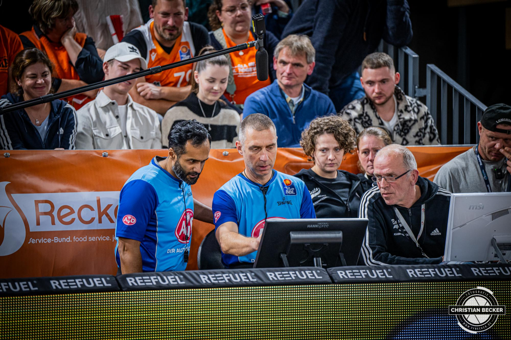 1. Basketball Bundesliga, easyCredit BBL, Saison 2024/2025, Herren, Hauptrunde, 8. Spieltag, 08.11.2024, RASTA Vechta -  Bamberg Baskets
Die Schiedsrichter beim Instant Replay
Schlüsselwörter: 08.11.2024;1. Bundesliga;8. Spieltag;BBL;Bamberg;Basketball;Baskets;Hauptrunde;Liga;RASTA;RASTA Dome;Saison 2024/2025;Vechta;easycredit