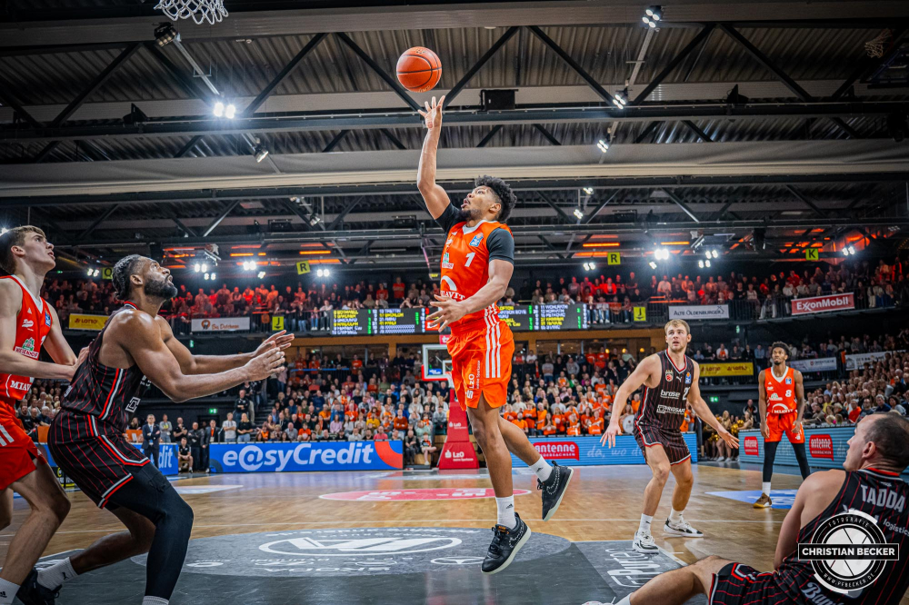 1. Basketball Bundesliga, easyCredit BBL, Saison 2024/2025, Herren, Hauptrunde, 8. Spieltag, 08.11.2024, RASTA Vechta -  Bamberg Baskets
Jayden Gardner (#1 - RASTA Vechta) beim Korbleger
Schlüsselwörter: 08.11.2024;1. Bundesliga;8. Spieltag;BBL;Bamberg;Basketball;Baskets;Hauptrunde;Liga;RASTA;RASTA Dome;Saison 2024/2025;Vechta;easycredit