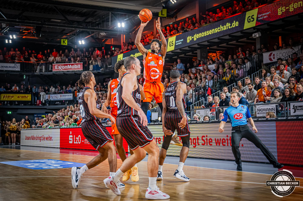 1. Basketball Bundesliga, easyCredit BBL, Saison 2024/2025, Herren, Hauptrunde, 8. Spieltag, 08.11.2024, RASTA Vechta -  Bamberg Baskets
Brandon Randolph (#8 - RASTA Vechta) beim Jumpshot
Schlüsselwörter: 08.11.2024;1. Bundesliga;8. Spieltag;BBL;Bamberg;Basketball;Baskets;Hauptrunde;Liga;RASTA;RASTA Dome;Saison 2024/2025;Vechta;easycredit