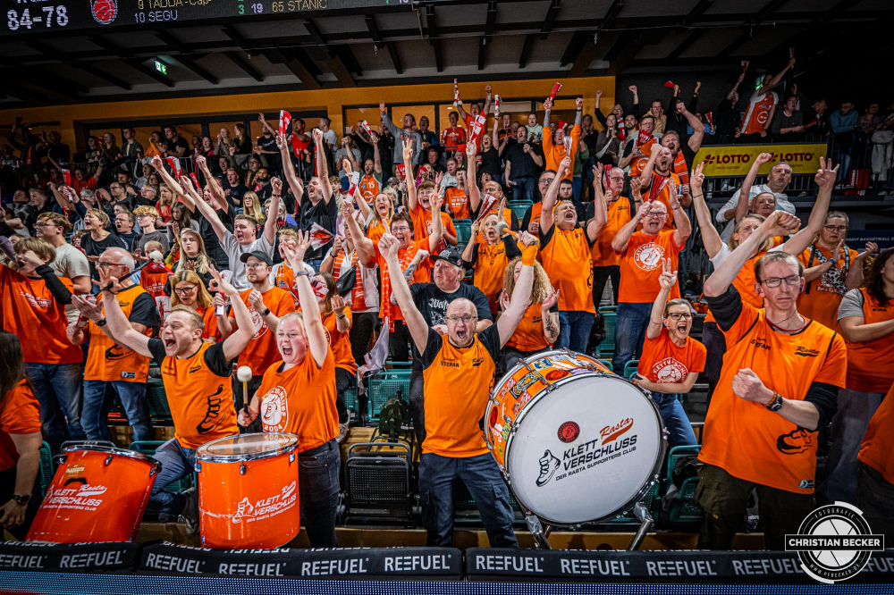 1. Basketball Bundesliga, easyCredit BBL, Saison 2024/2025, Herren, Hauptrunde, 8. Spieltag, 08.11.2024, RASTA Vechta -  Bamberg Baskets
Klettverschluss (Fanclub - RASTA Vechta) zeigt Emotionen w&auml;hrend der Partie
Schlüsselwörter: 08.11.2024;1. Bundesliga;8. Spieltag;BBL;Bamberg;Basketball;Baskets;Hauptrunde;Liga;RASTA;RASTA Dome;Saison 2024/2025;Vechta;easycredit