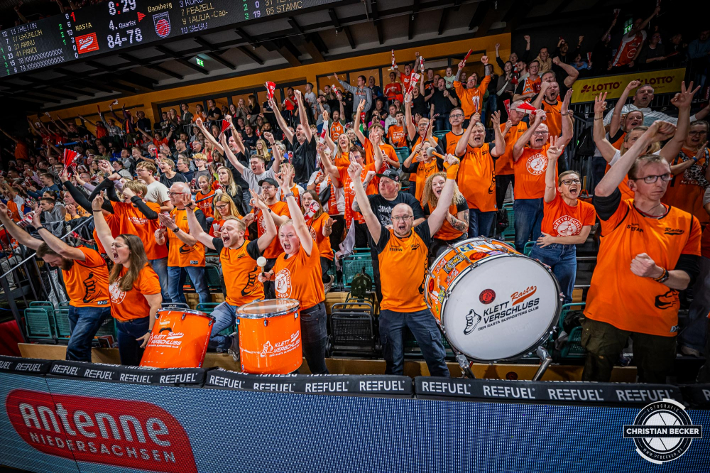 1. Basketball Bundesliga, easyCredit BBL, Saison 2024/2025, Herren, Hauptrunde, 8. Spieltag, 08.11.2024, RASTA Vechta -  Bamberg Baskets
Klettverschluss (Fanclub - RASTA Vechta) zeigt Emotionen w&auml;hrend der Partie
Schlüsselwörter: 08.11.2024;1. Bundesliga;8. Spieltag;BBL;Bamberg;Basketball;Baskets;Hauptrunde;Liga;RASTA;RASTA Dome;Saison 2024/2025;Vechta;easycredit