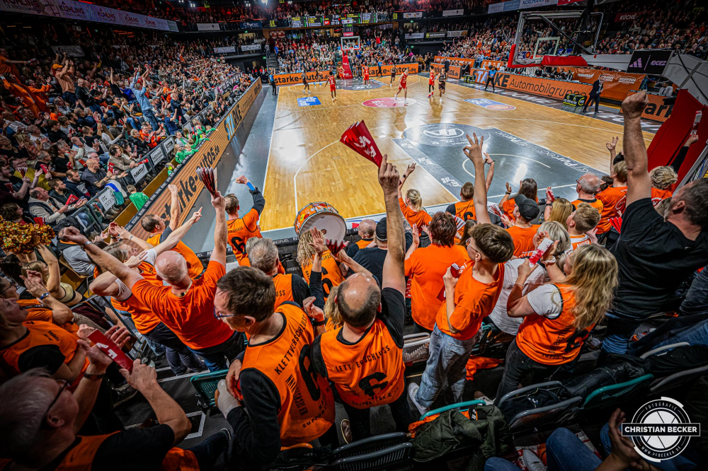 1. Basketball Bundesliga, easyCredit BBL, Saison 2024/2025, Herren, Hauptrunde, 8. Spieltag, 08.11.2024, RASTA Vechta -  Bamberg Baskets
Die Fans von RASTA Vechta w&auml;hrend der Partie
Schlüsselwörter: 08.11.2024;1. Bundesliga;8. Spieltag;BBL;Bamberg;Basketball;Baskets;Hauptrunde;Liga;RASTA;RASTA Dome;Saison 2024/2025;Vechta;easycredit