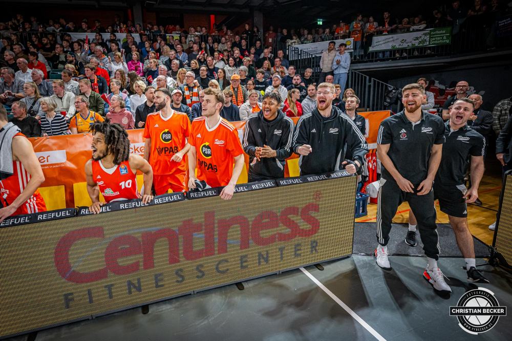 1. Basketball Bundesliga, easyCredit BBL, Saison 2024/2025, Herren, Hauptrunde, 8. Spieltag, 08.11.2024, RASTA Vechta -  Bamberg Baskets
Das Team von RASTA Vechta w&auml;hrend der Partie
Schlüsselwörter: 08.11.2024;1. Bundesliga;8. Spieltag;BBL;Bamberg;Basketball;Baskets;Hauptrunde;Liga;RASTA;RASTA Dome;Saison 2024/2025;Vechta;easycredit