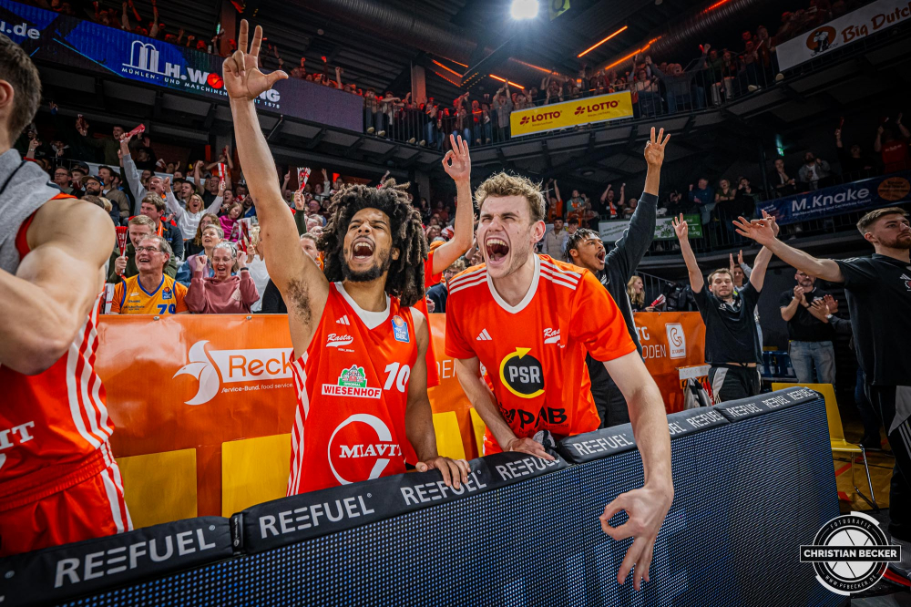 1. Basketball Bundesliga, easyCredit BBL, Saison 2024/2025, Herren, Hauptrunde, 8. Spieltag, 08.11.2024, RASTA Vechta -  Bamberg Baskets
Tyger Campbell (#10 - RASTA Vechta) und Linus Trettin (#13 - RASTA Vechta) zeigen Emotionen w&auml;hrend der Partie
Schlüsselwörter: 08.11.2024;1. Bundesliga;8. Spieltag;BBL;Bamberg;Basketball;Baskets;Hauptrunde;Liga;RASTA;RASTA Dome;Saison 2024/2025;Vechta;easycredit