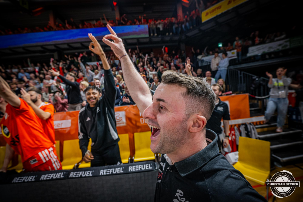 1. Basketball Bundesliga, easyCredit BBL, Saison 2024/2025, Herren, Hauptrunde, 8. Spieltag, 08.11.2024, RASTA Vechta -  Bamberg Baskets
Hendrik Rahe (Physiotherapeut - RASTA Vechta) zeigt Emotionen w&auml;hrend der Partie
Schlüsselwörter: 08.11.2024;1. Bundesliga;8. Spieltag;BBL;Bamberg;Basketball;Baskets;Hauptrunde;Liga;RASTA;RASTA Dome;Saison 2024/2025;Vechta;easycredit