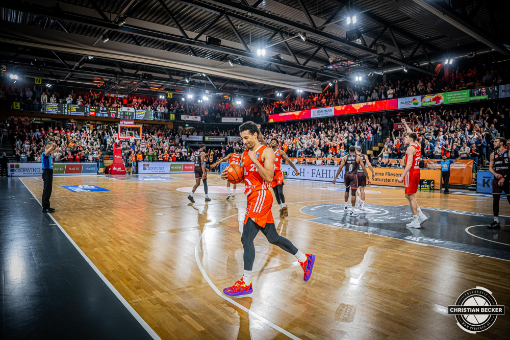 1. Basketball Bundesliga, easyCredit BBL, Saison 2024/2025, Herren, Hauptrunde, 8. Spieltag, 08.11.2024, RASTA Vechta -  Bamberg Baskets
Joel Aminu (#21 - RASTA Vechta) zeigt Emotionen nach der Partie
Schlüsselwörter: 08.11.2024;1. Bundesliga;8. Spieltag;BBL;Bamberg;Basketball;Baskets;Hauptrunde;Liga;RASTA;RASTA Dome;Saison 2024/2025;Vechta;easycredit