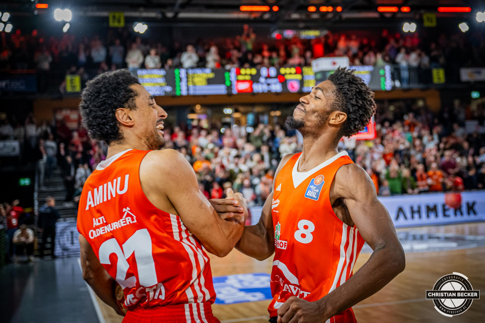 1. Basketball Bundesliga, easyCredit BBL, Saison 2024/2025, Herren, Hauptrunde, 8. Spieltag, 08.11.2024, RASTA Vechta -  Bamberg Baskets
Joel Aminu (#21 - RASTA Vechta) und Brandon Randolph (#8 - RASTA Vechta) nach der Partie
Schlüsselwörter: 08.11.2024;1. Bundesliga;8. Spieltag;BBL;Bamberg;Basketball;Baskets;Hauptrunde;Liga;RASTA;RASTA Dome;Saison 2024/2025;Vechta;easycredit