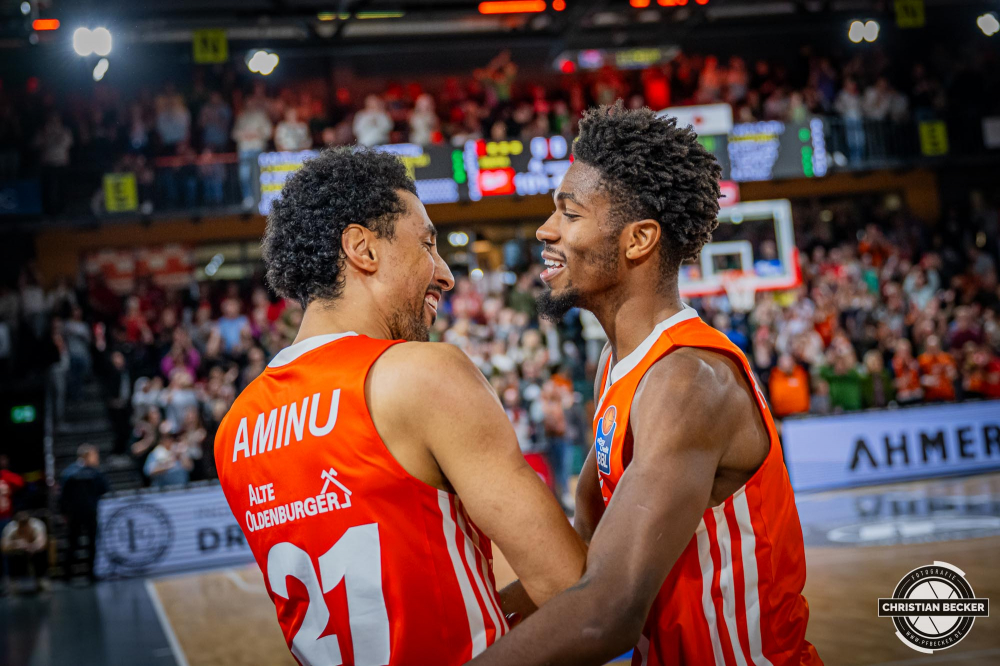 1. Basketball Bundesliga, easyCredit BBL, Saison 2024/2025, Herren, Hauptrunde, 8. Spieltag, 08.11.2024, RASTA Vechta -  Bamberg Baskets
Joel Aminu (#21 - RASTA Vechta) und Brandon Randolph (#8 - RASTA Vechta) nach der Partie
Schlüsselwörter: 08.11.2024;1. Bundesliga;8. Spieltag;BBL;Bamberg;Basketball;Baskets;Hauptrunde;Liga;RASTA;RASTA Dome;Saison 2024/2025;Vechta;easycredit